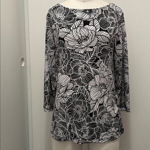 NEW WITH TAGS RUBY Rd. Petite Black & White Raised Print Floral Top